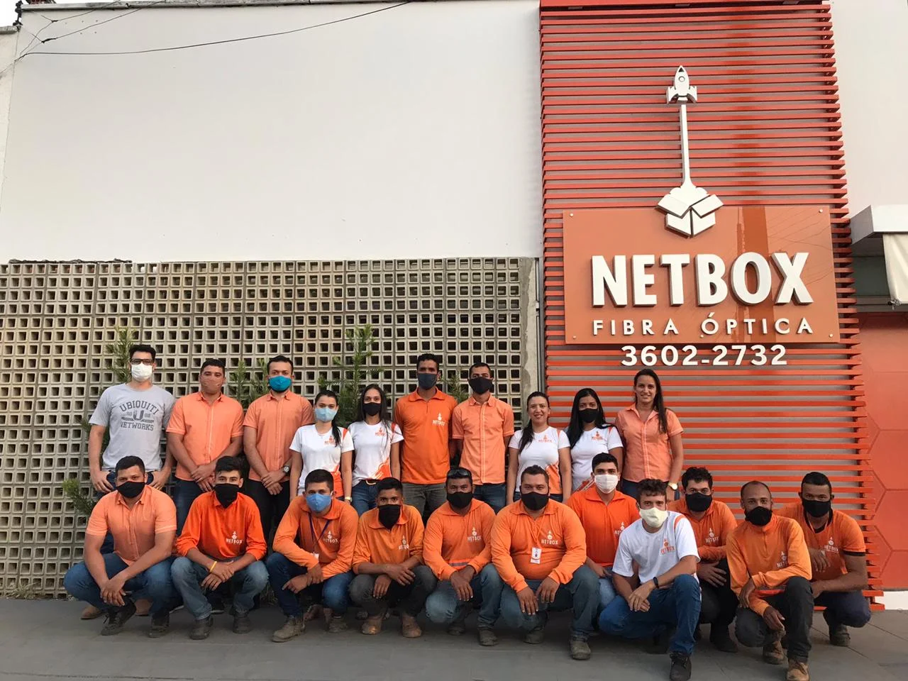 Equipe Netbox reunida em frente à loja